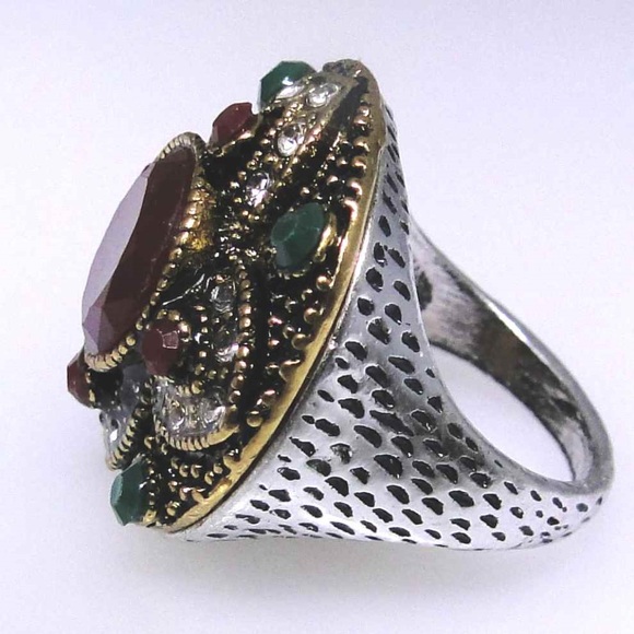 High fashion, ornate ring, NWT size: 7 - Picture 2 of 4
